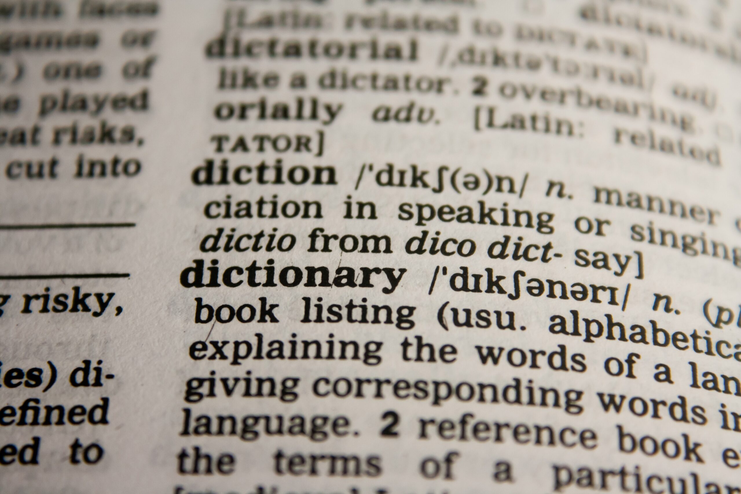 Zdjęcie dużego zbliżenia strony ze słownika języka angielskiego