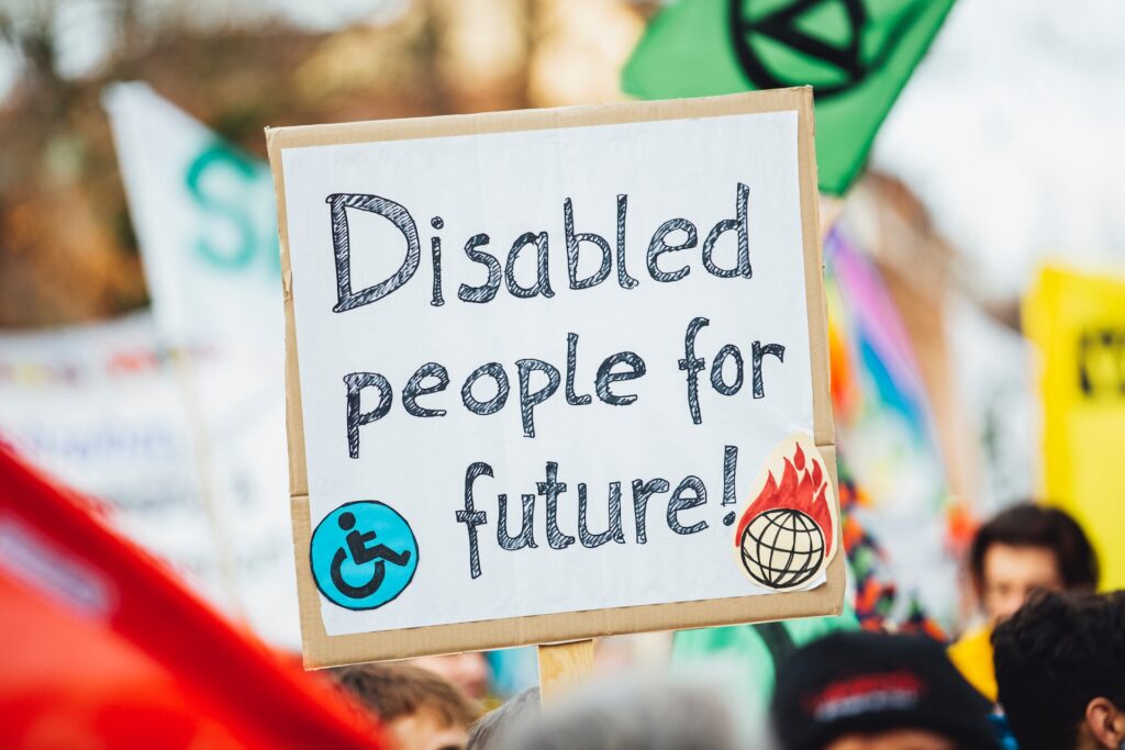 Zdjęcie ręcznie wykonanego transparentu z napisem "Disabled people for future" w tłumaczeniu "Niepełnosprawni ludzie dla przyszłości"