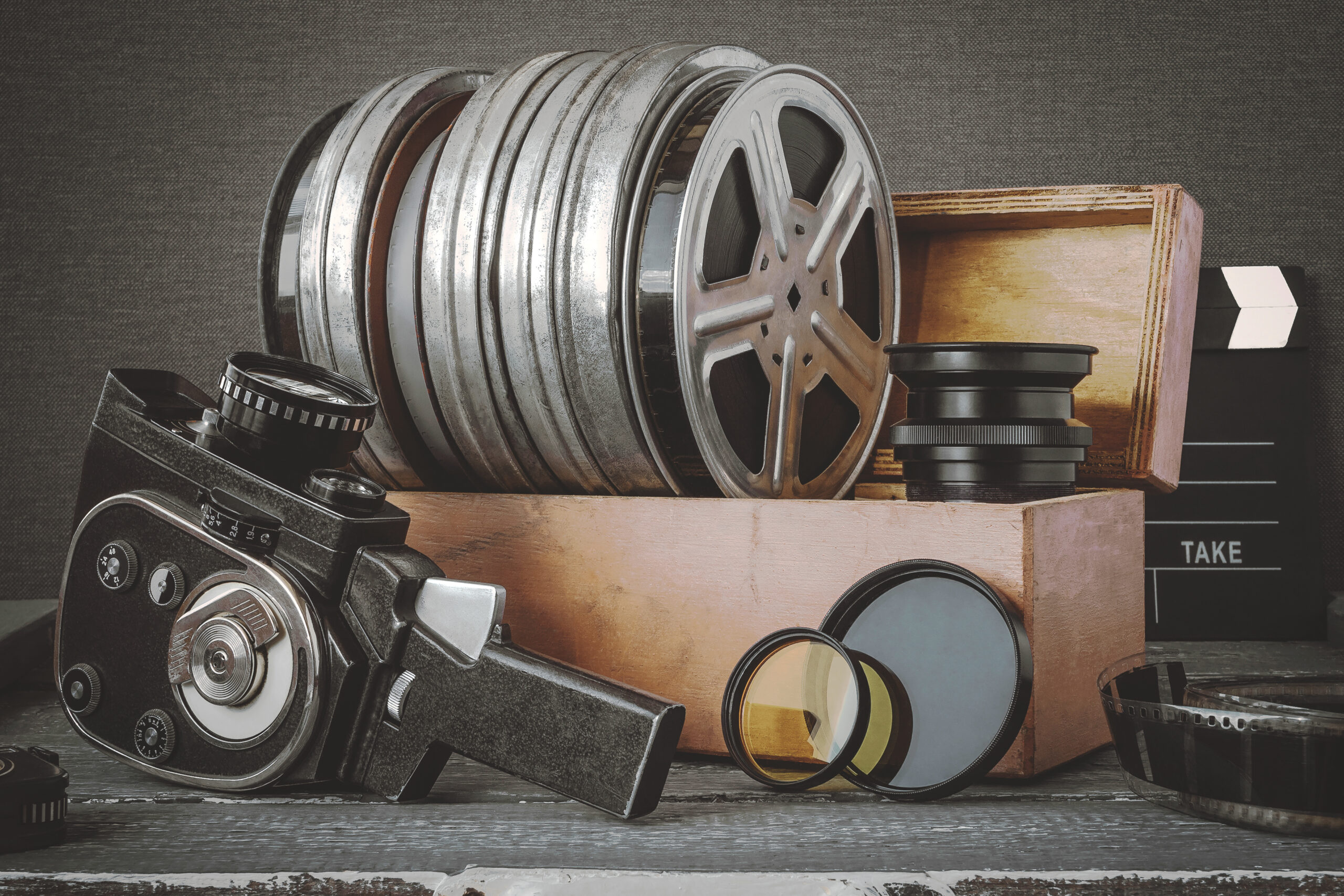 Zdjęcie rolek z filmami w drewnianym pudełku i starej kamery.