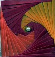Fioletowo-żółta praca wykonana w technice iris folding. Paski papieru nakładają się na siebie, tworząc wzór spirali.