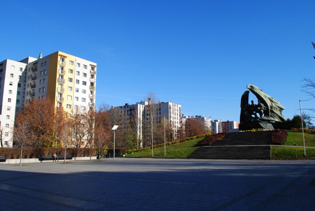 Widok na plac i bloki Os. Paderewskiego. Po prawej stronie pomnik Żołnierza Polskiego.