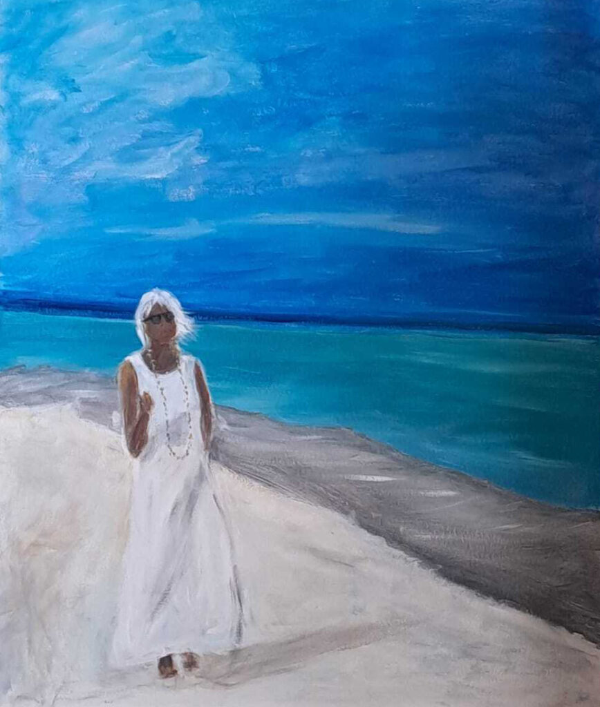 Obraz na wystawę: Kobieta w białej sukni spaceruje brzegiem morza. Obraz utrzymany w hłodnej kolorystyce.