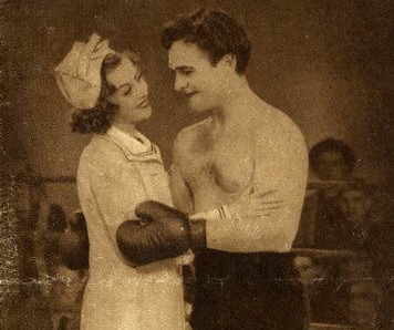 Stare zdjęcie reklamujące film Niedorajda, mężczyzna w rękawicach bokserskich obejmuje kobietę.