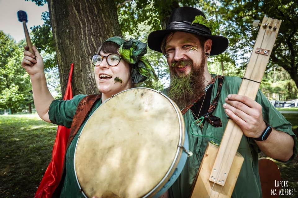 Zdjęcie Joanny i Michała Hrobak przebranych za leśnych artystów z samodzielnie wykonanymi instrumentami.