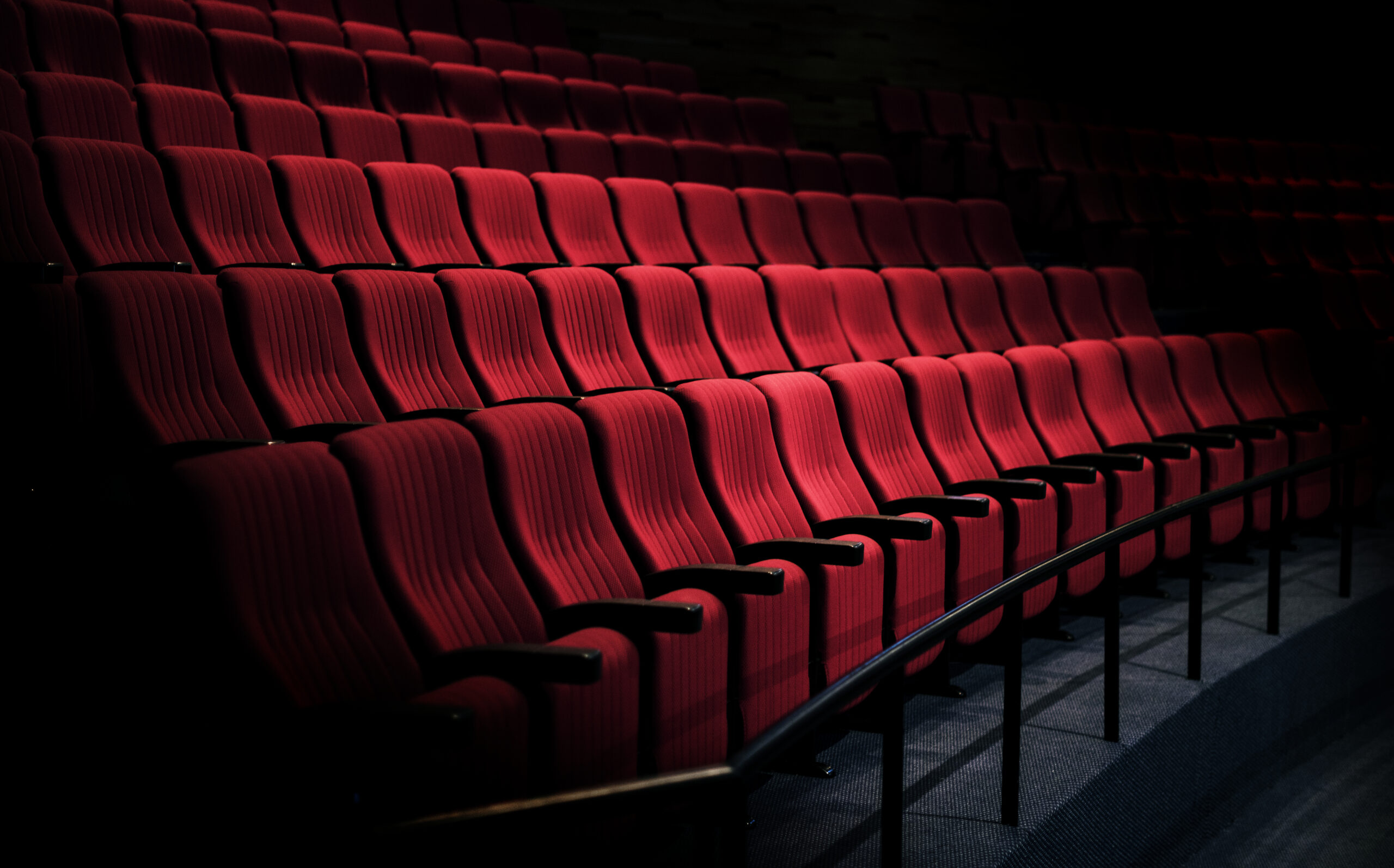Zbliżenie na rząd czerwonych foteli w teatrze
