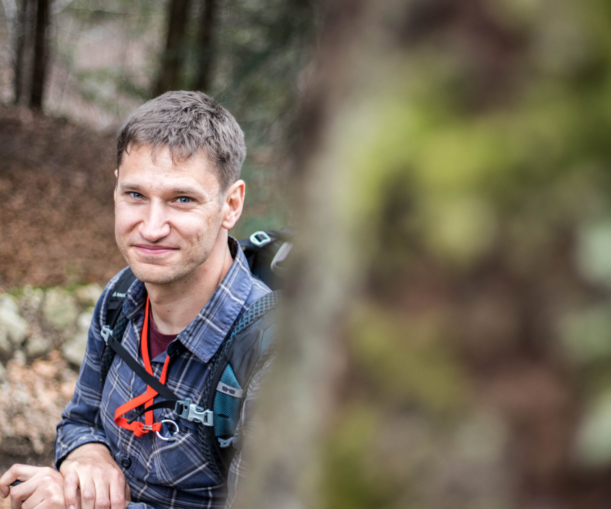 Zdjęcie przedstawiające dr Mariusza Wierzgonia, meżczyznę ok. 30-40 lat, bruneta pośród drzew.